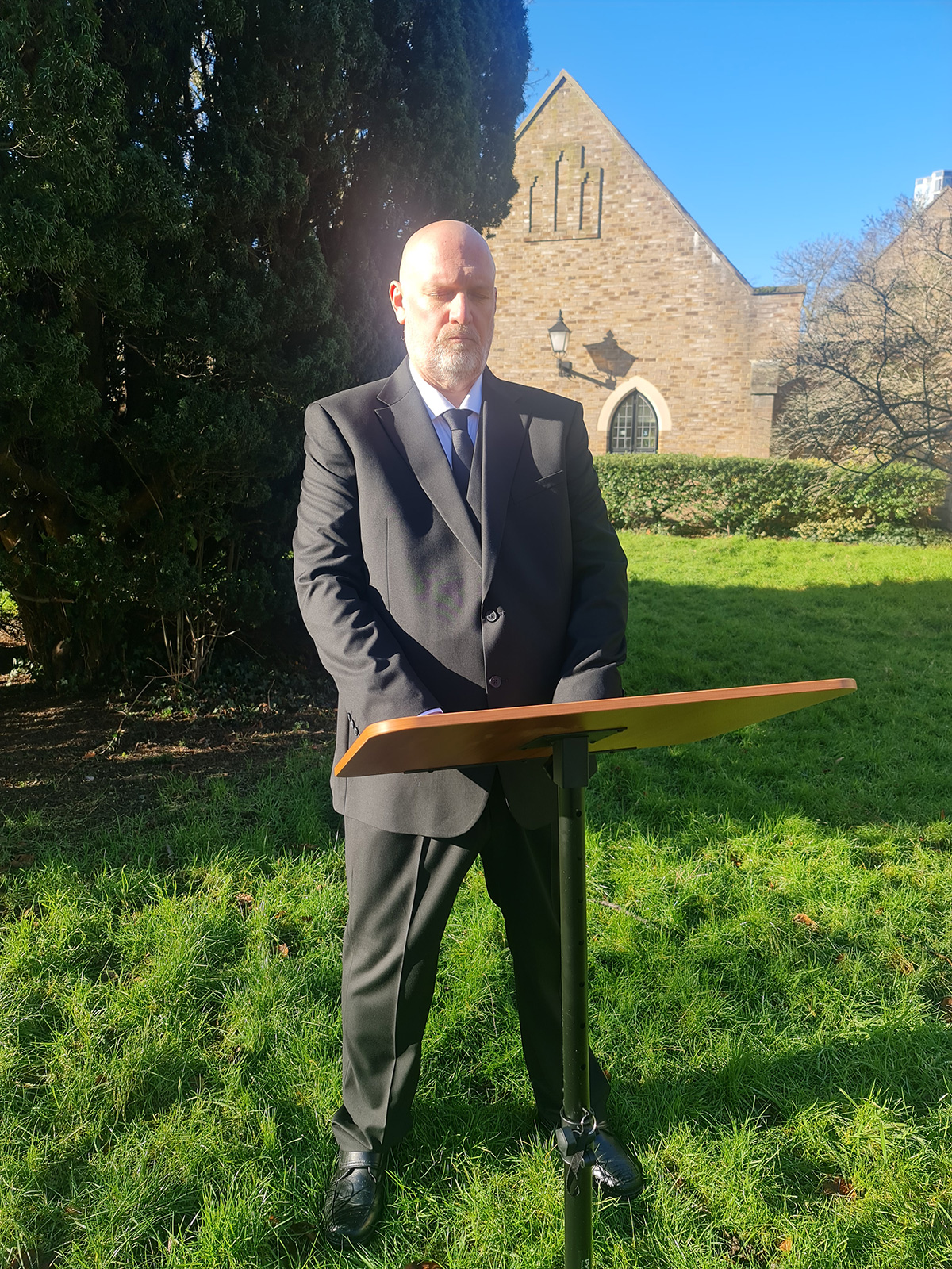 Experienced funeral celebrant supporting families in Croydon
